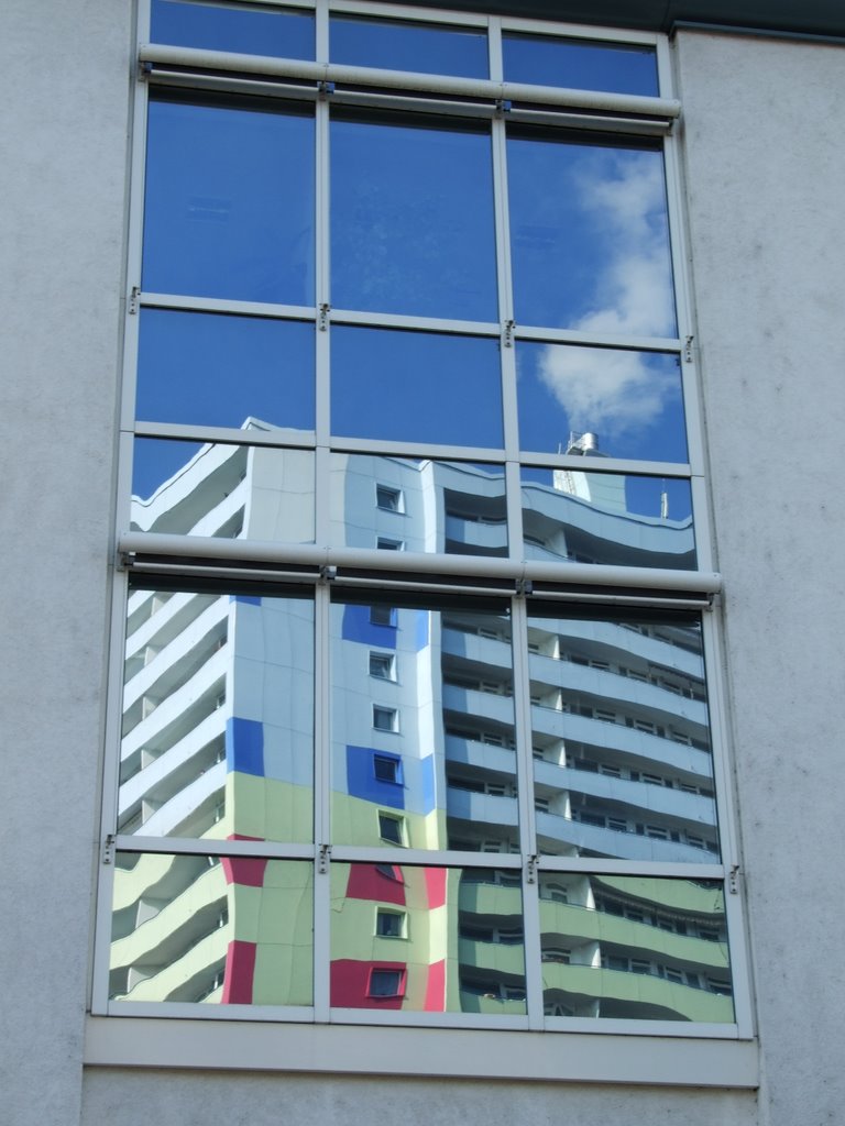 Gebäudefassade mit Spiegelungen