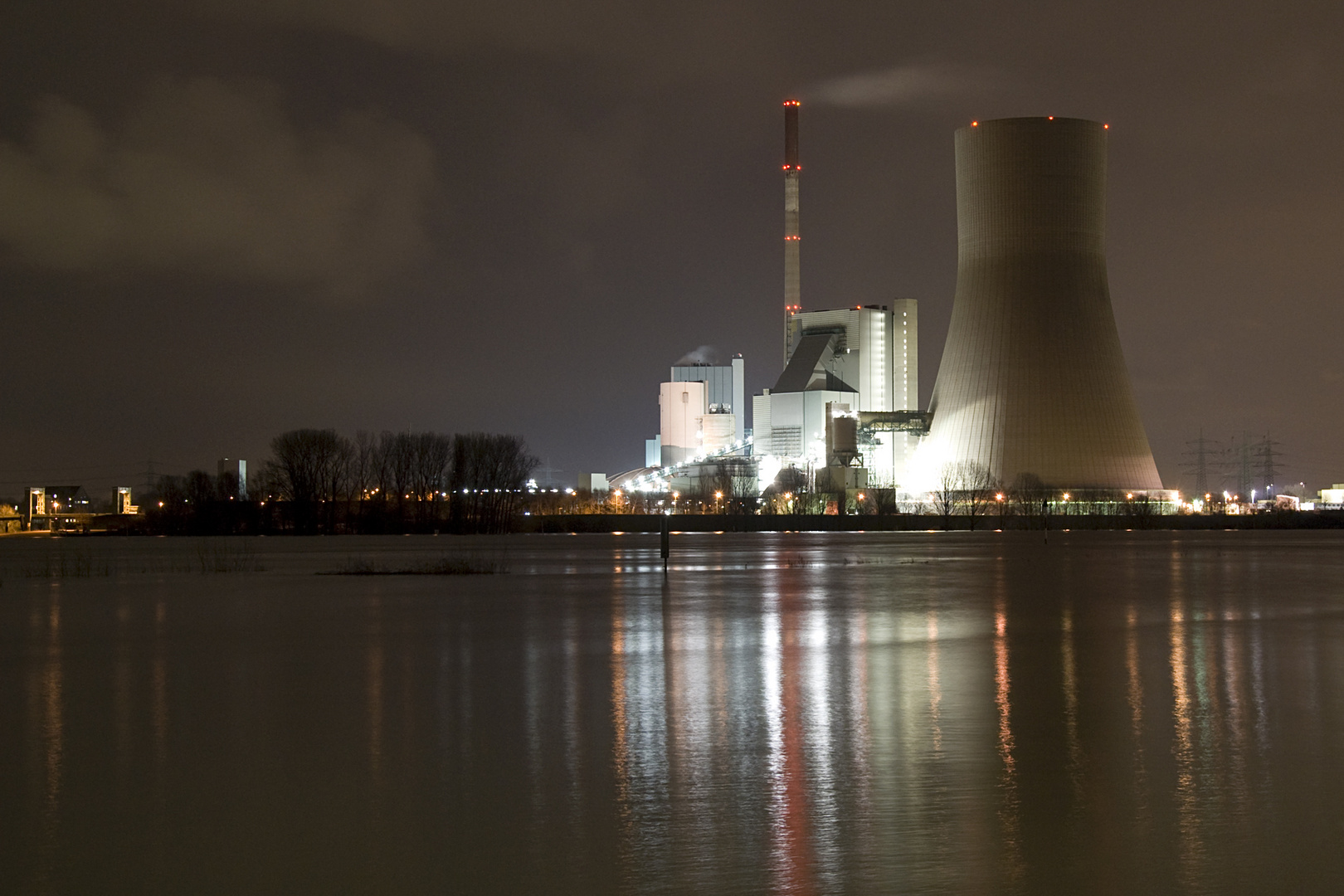 geballte Energie....Kraftwerk Walsum bei Hochwasser