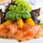 Gebeizter Lachs mit Orangen-Basilikumsoße