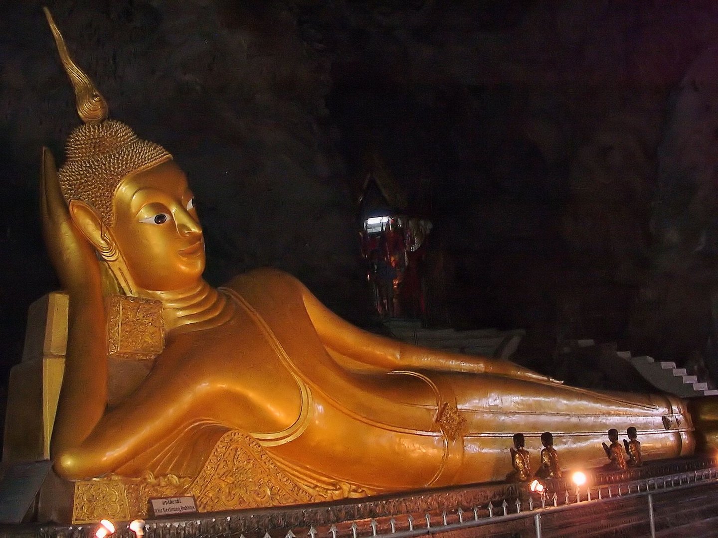 Gebet am liegenden Buddha