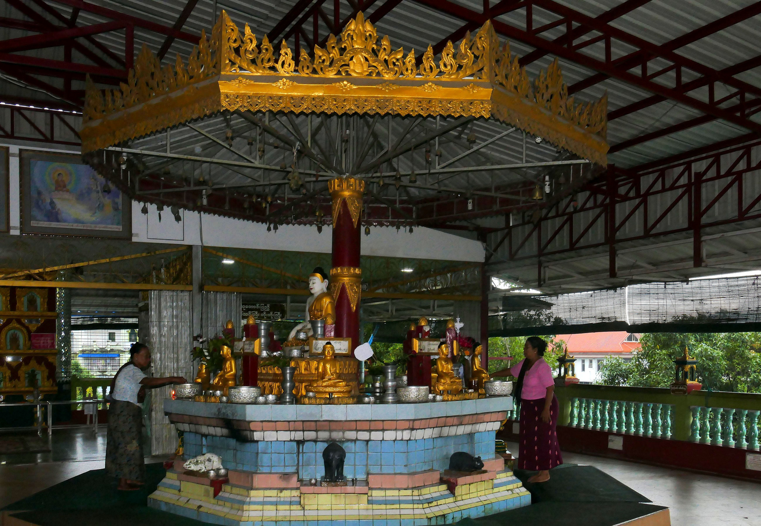 ...Gebetsbrunnen im Chauchtatgyi Tempel...
