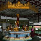 ...Gebetsbrunnen im Chauchtatgyi Tempel...