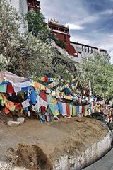 Gebetsfahnen am Aufgang zum Potala