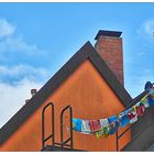 Gebetsfahnen am Dachbalkon