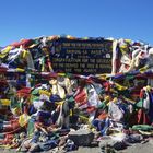 Gebetsfahnen am höchsten Punkt des Thorong La in 5416 m Höhe