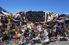 Gebetsfahnen am höchsten Punkt des Thorong La in 5416 m Höhe