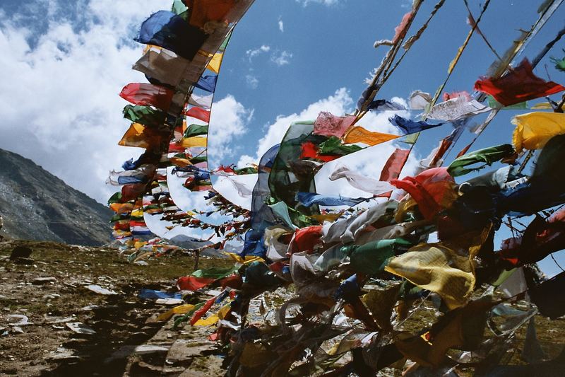 Gebetsfahnen am RothangPass, Indien