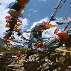 Gebetsfahnen am RothangPass, Indien