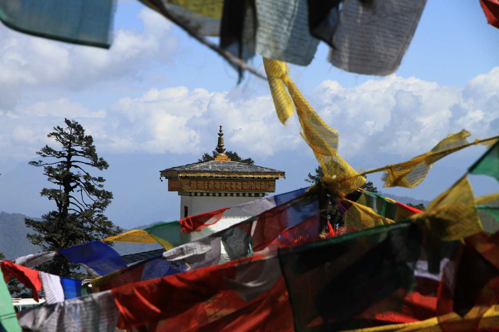 Gebetsfahnen auf dem Dochu La Pass (3.100 m), Bhutan