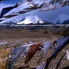 Gebetsfahnen auf einem Gebirgspass in Tibet