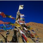 Gebetsfahnen auf einem kleinen Paß in Richtung Tso Moriri, Ladakh