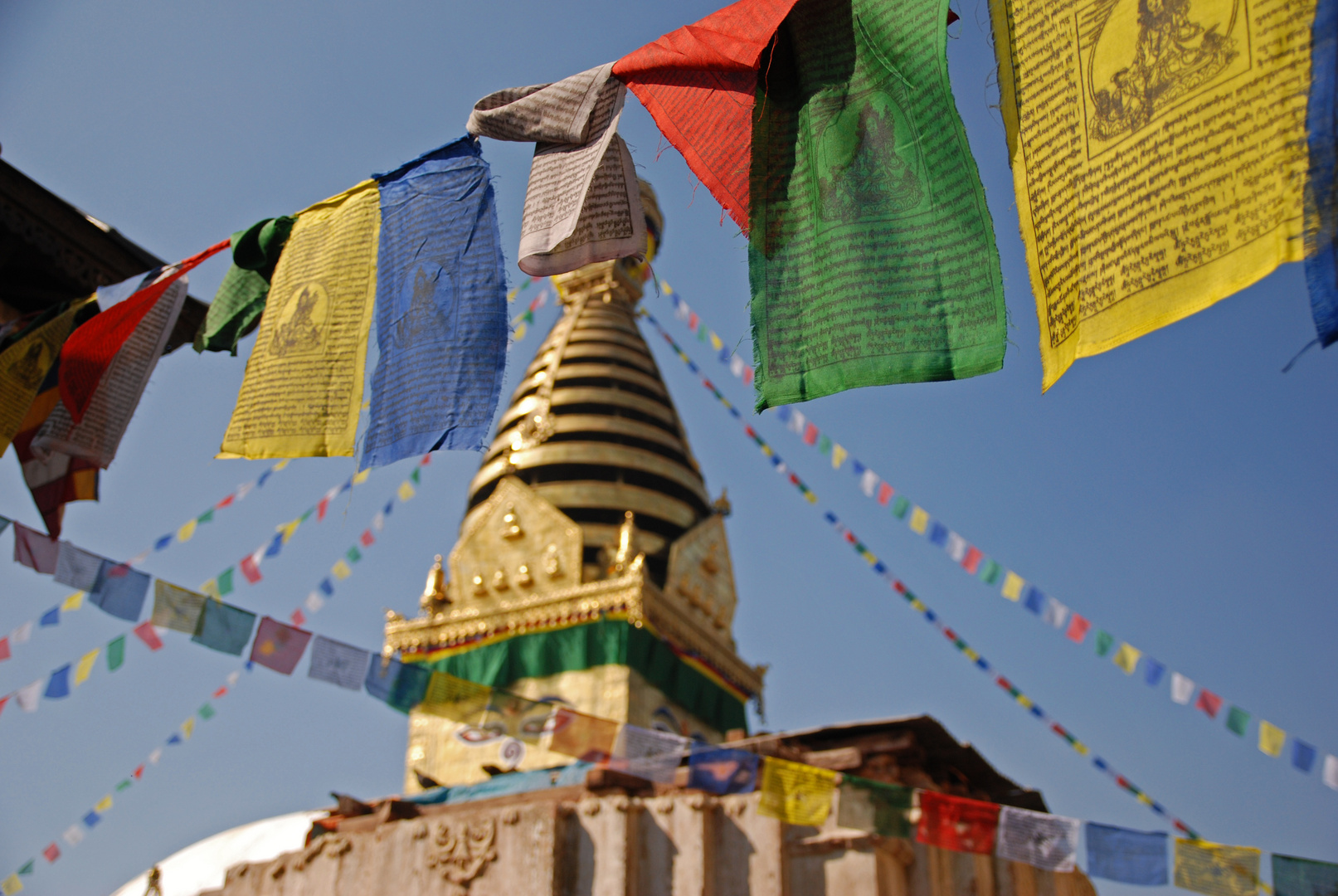 Gebetsfahnen mit Tempel in Kathmandu