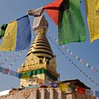 Gebetsfahnen mit Tempel in Kathmandu