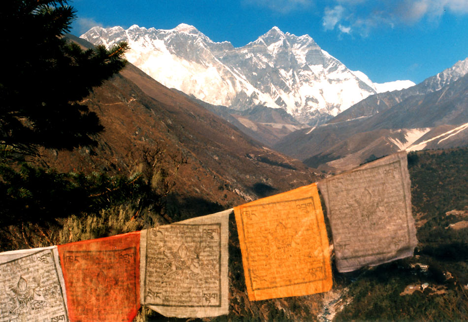 Gebetsfahnen vor dem Everest