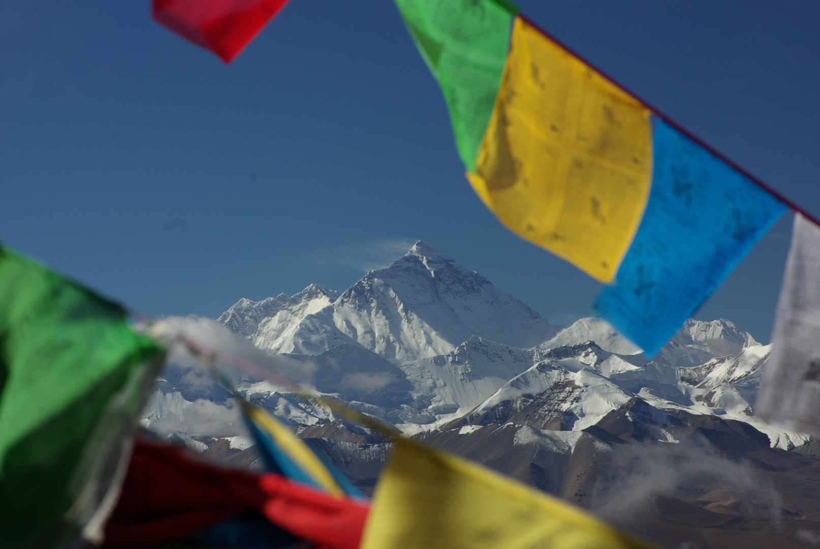 Gebetsfahnen vor dem Mount Everest