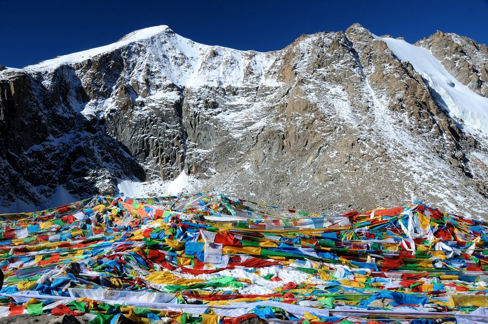 Gebetsfahnenmeer am Pass Dölma La von Monika Gutmann 