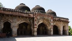 Gebetshalle beim Bara Gumbad-Mausoleum...