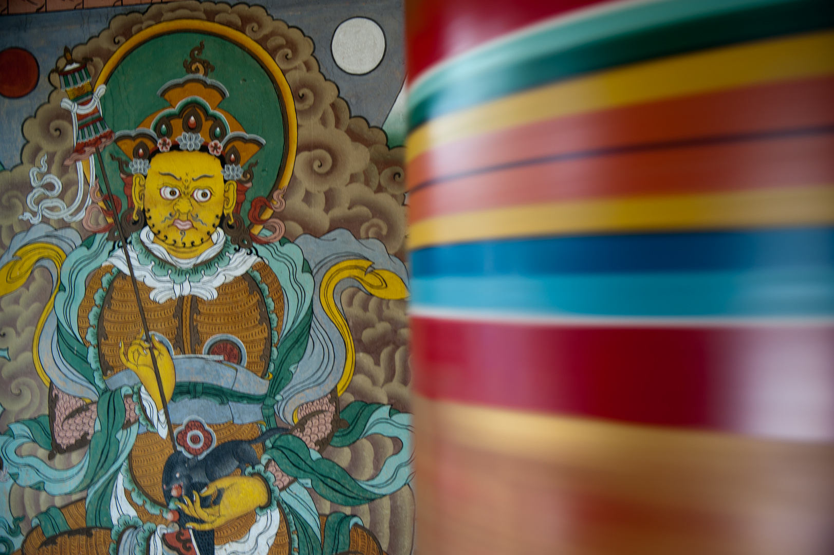 Gebetsmühle und das Bild des Religionsgründers "Guru Rinpoche"