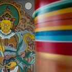 Gebetsmühle und das Bild des Religionsgründers "Guru Rinpoche"