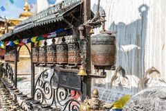 Gebetsmühlen am Rande der Swayambhunath Stupa