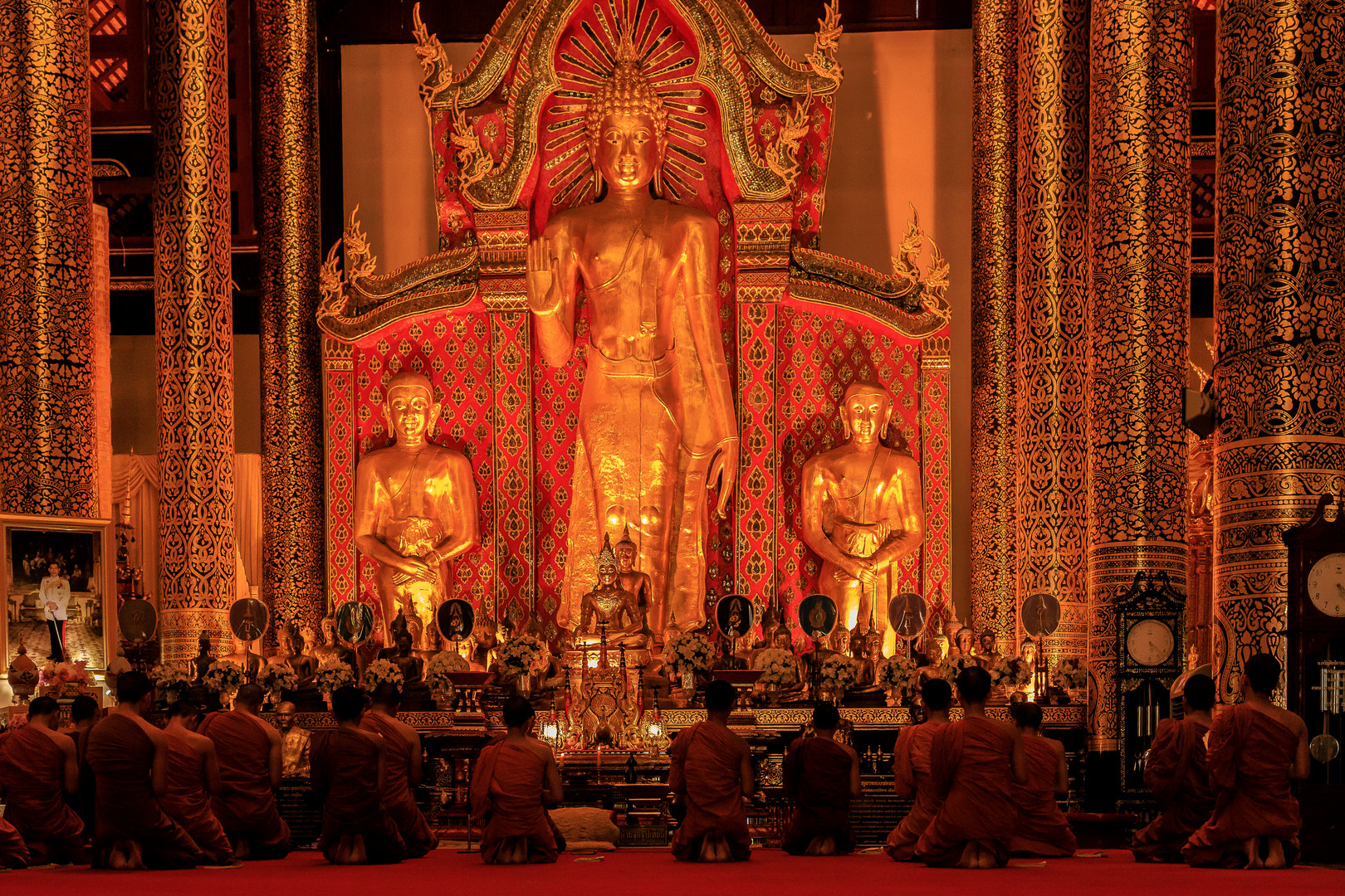 gebetsstunde im viharn luang