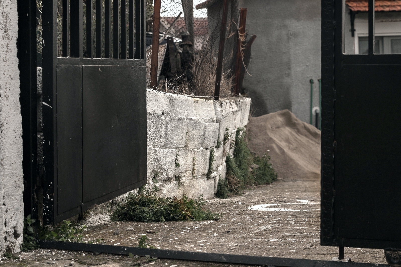 Gebeugt, aber nicht gebrochen - Impressionen eines Dorfspaziergangs