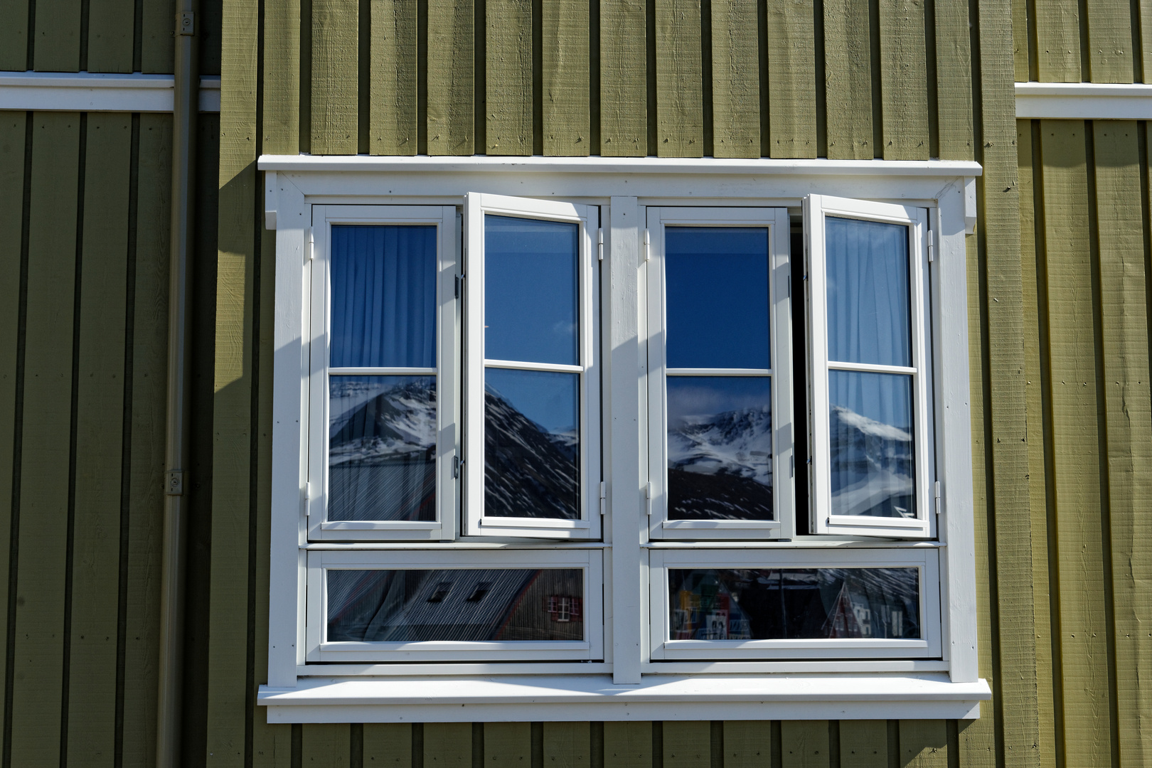 Gebirge im Fenster