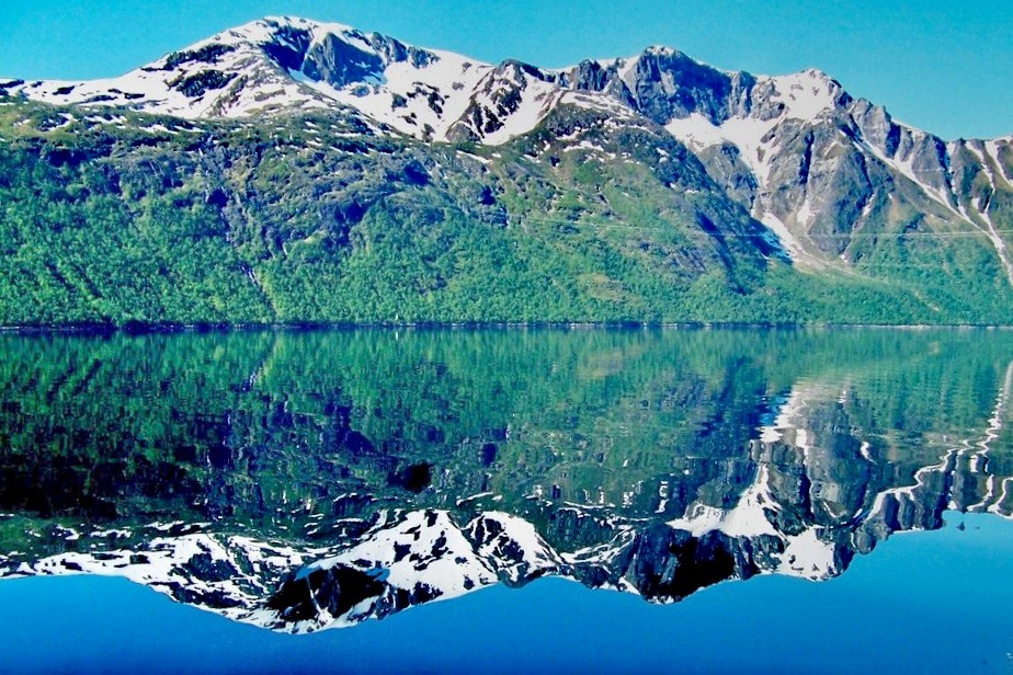 Gebirge im Fjord 