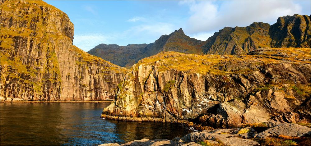 GEBIRGE IM MEER