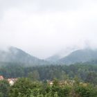 Gebirge in Wolken