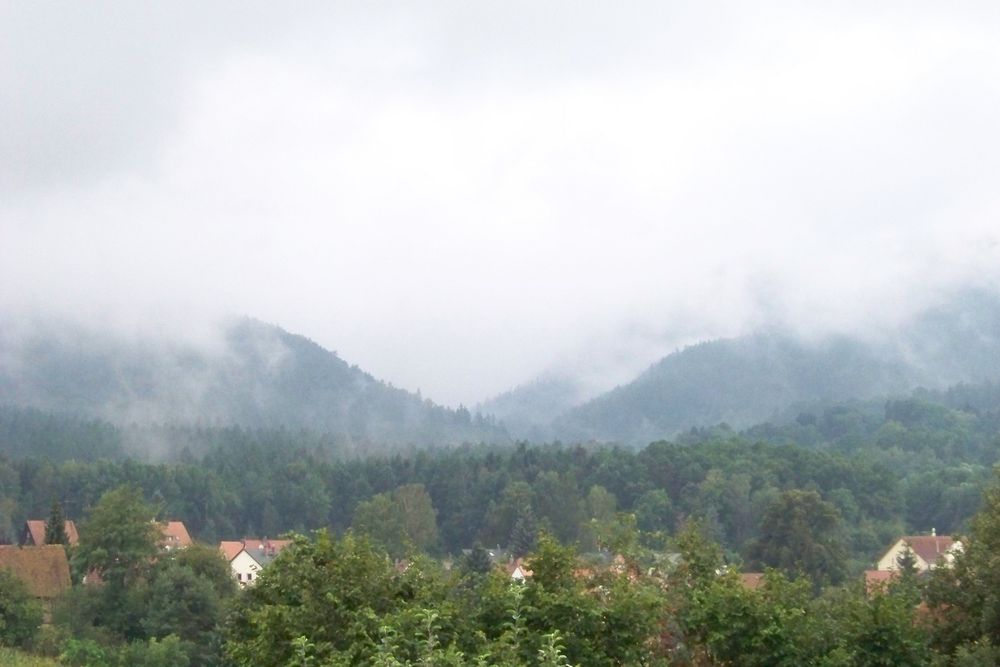 Gebirge in Wolken