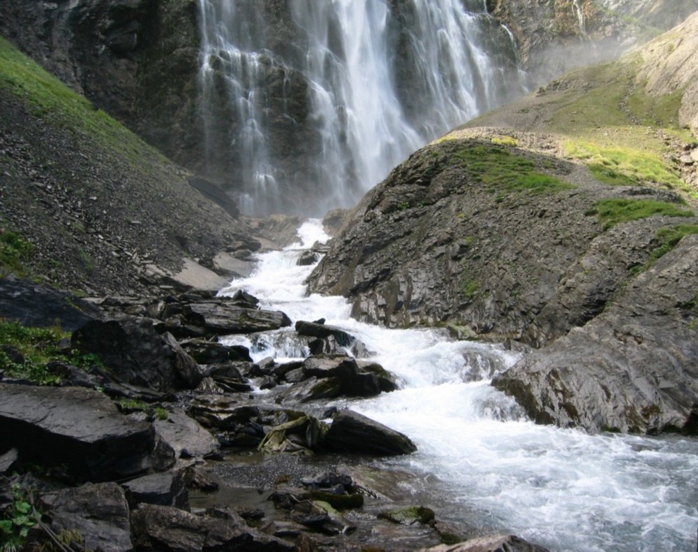 Gebirgsbach eines Wasserfalls