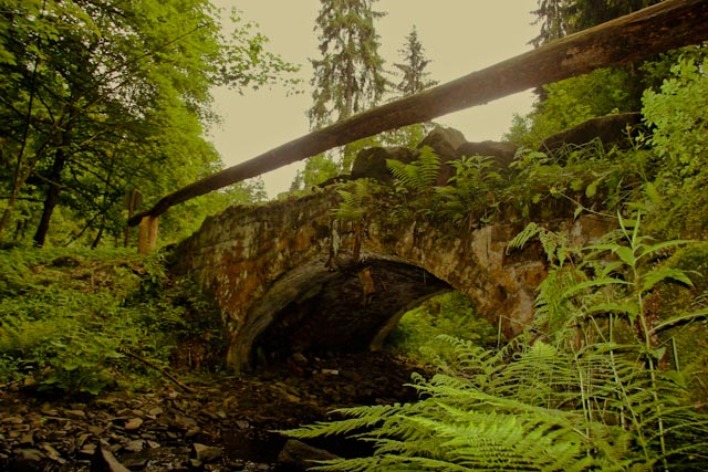 Gebirgsbach mit Brücke