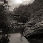 Gebirgsbach mit Brücke in Norwegen