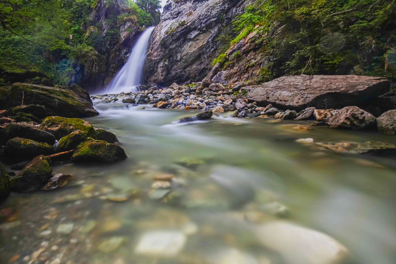 Gebirgsbach mit Wasserfall 