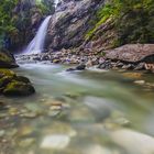 Gebirgsbach mit Wasserfall 