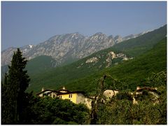 Gebirgsdorf unterm Monte Baldo