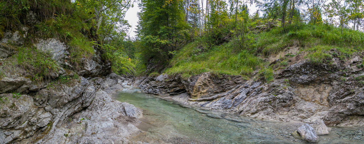 Gebirgsfluss in den Alpen