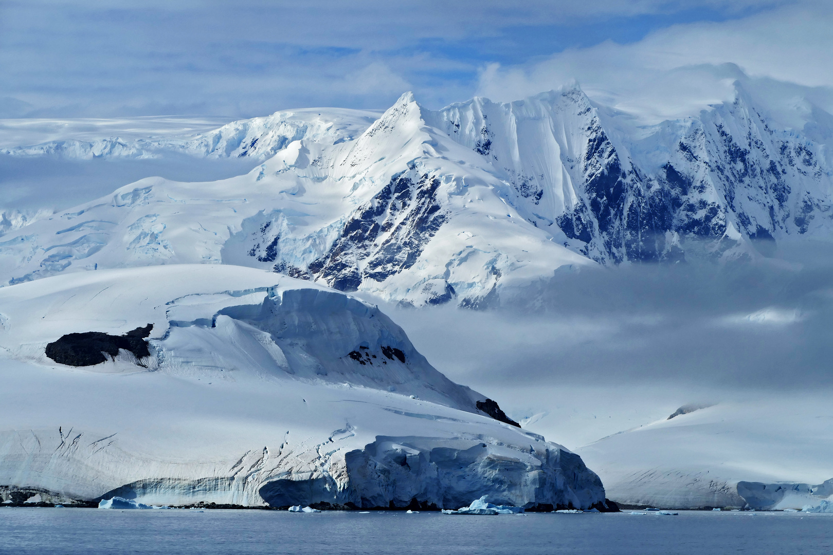 Gebirgspanorama in der Antarktis