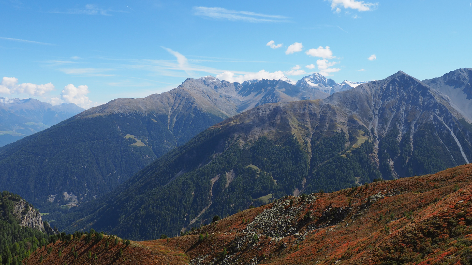 Gebirgsrücken im Herbst