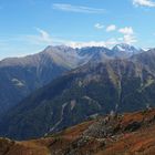 Gebirgsrücken im Herbst