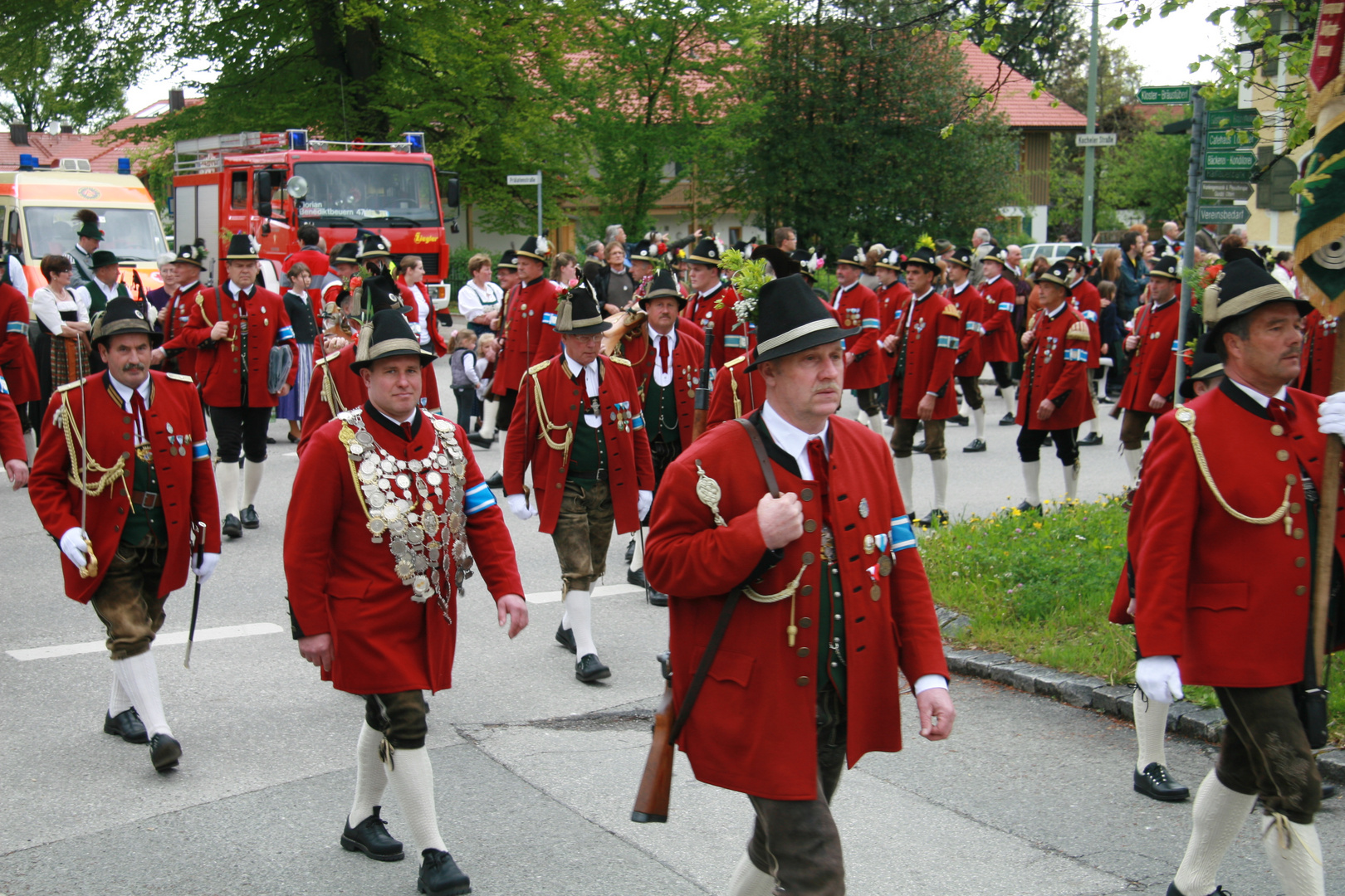 Gebirgsschützenkompanie Königsdorf mit Schützenkönig beim Patronatstag in Benediktbeuern