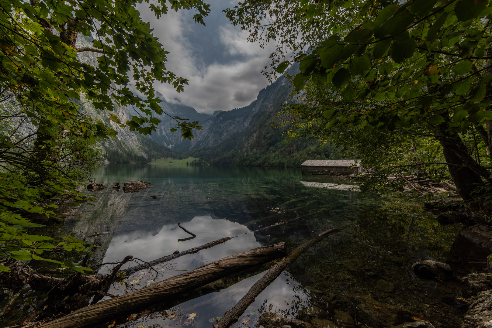 Gebirgssee mit Bootshaus