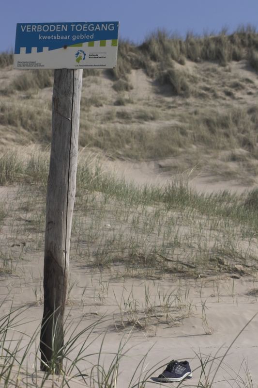 Gebotstafel am Strand