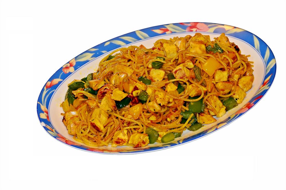 Gebratene Nudeln mit Hähnchenfleisch und Curry Foto &amp; Bild ...