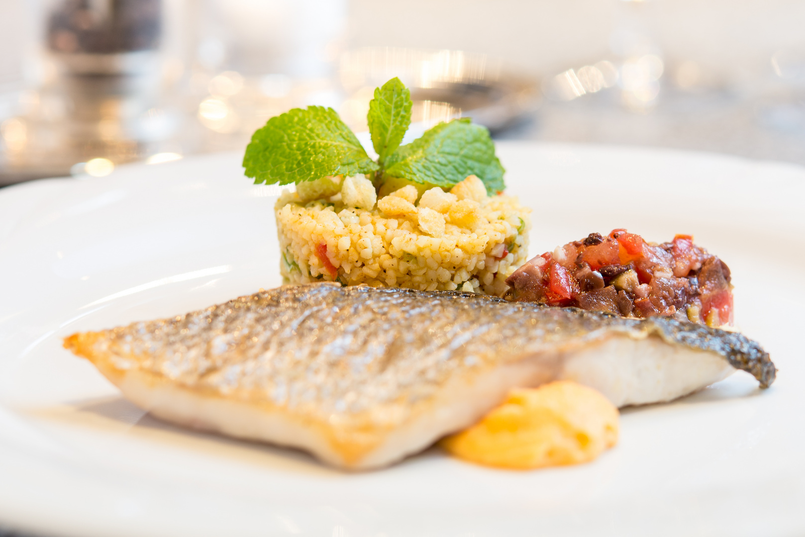 Gebratener Loup de mer mit Couscous-Salat, Tomaten-Olivensalsa und Süßkartoffelmousse