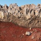 gebrochene Felsen in rot-blau