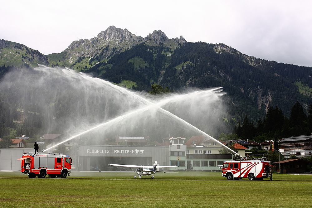 Geburtstagsempfang - für einen 80 Jährigen Piloten..... am Flugplatz Höfen