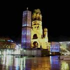 Gedächtniskirche nachts im Regen