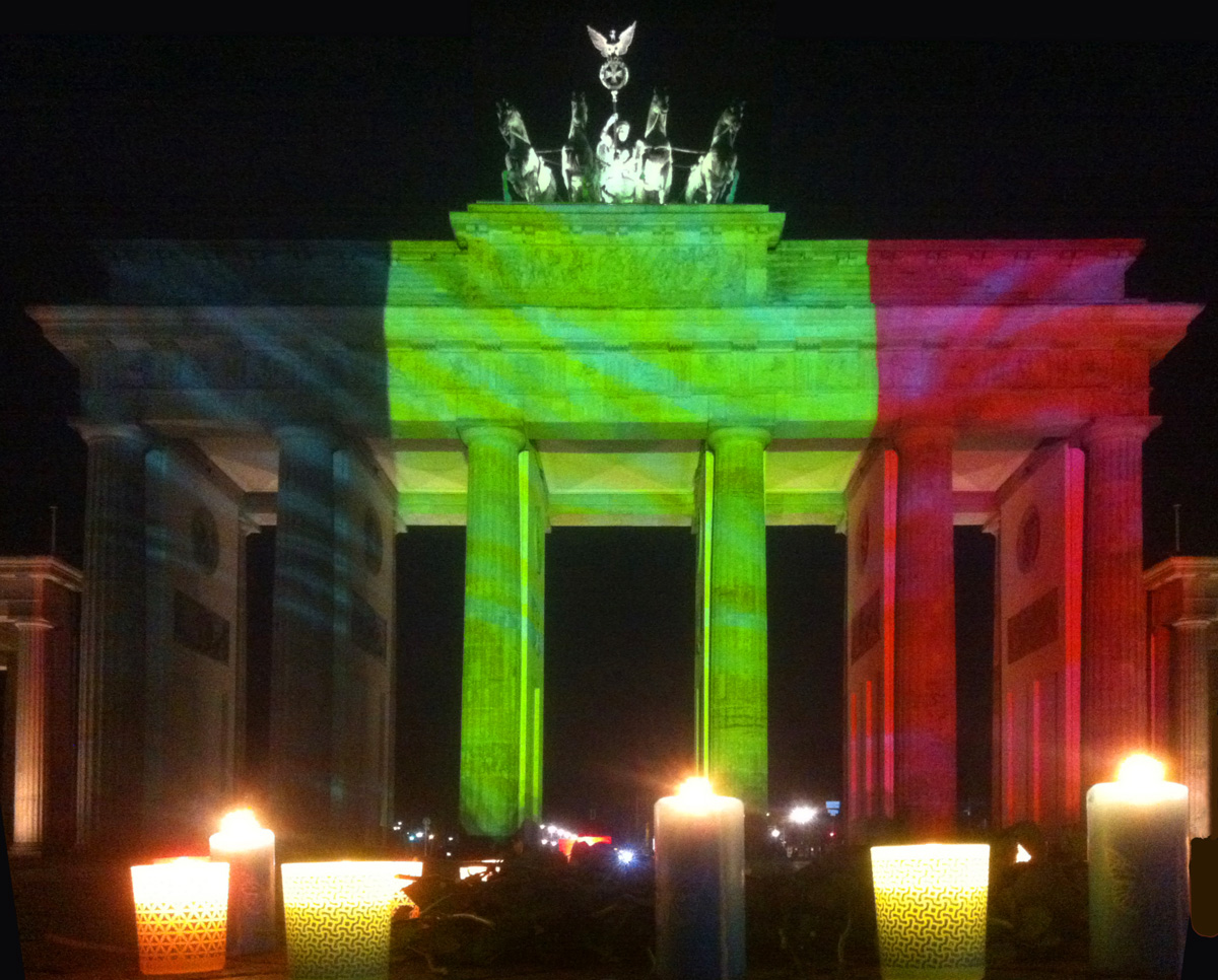 Gedenken am Brandenburger Tor an die Terror-Opfer von Brüssel